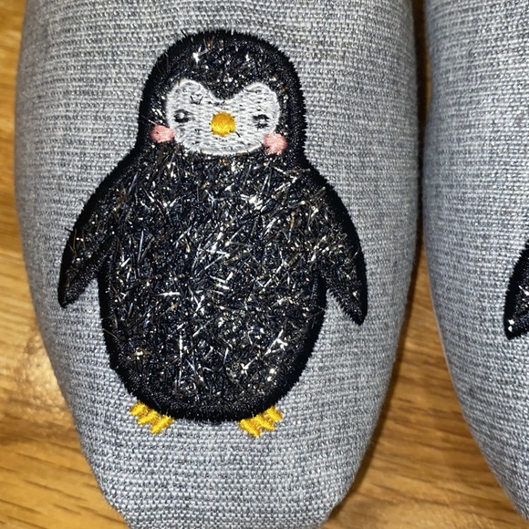 TOMS Penguin Print Slip on Faux Fur Lined Shoes - Picture 2 of 7